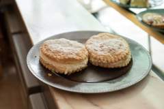 Pastís de pasta de fulls amb nata.